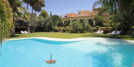 Villa for Sale in El Paraiso, Estepona, Málaga