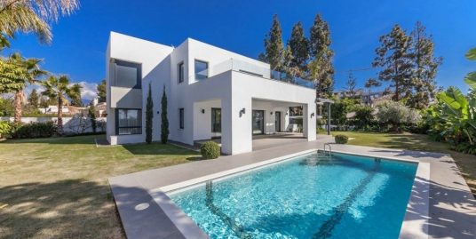 Villa for Sale in El Paraiso, Estepona, Málaga