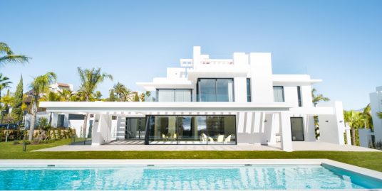 Villa for Sale in New Golden Mile, Estepona, Málaga