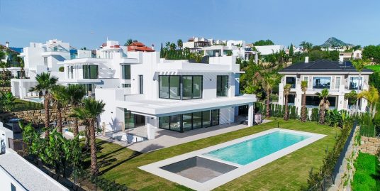 Villa for Sale in New Golden Mile, Estepona, Málaga