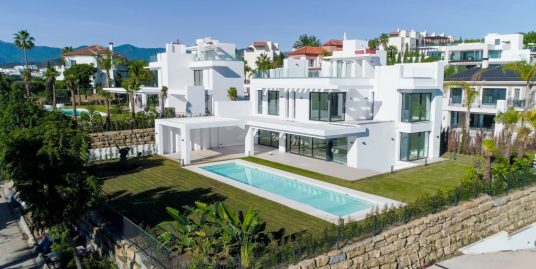 Villa for Sale in New Golden Mile, Estepona, Málaga