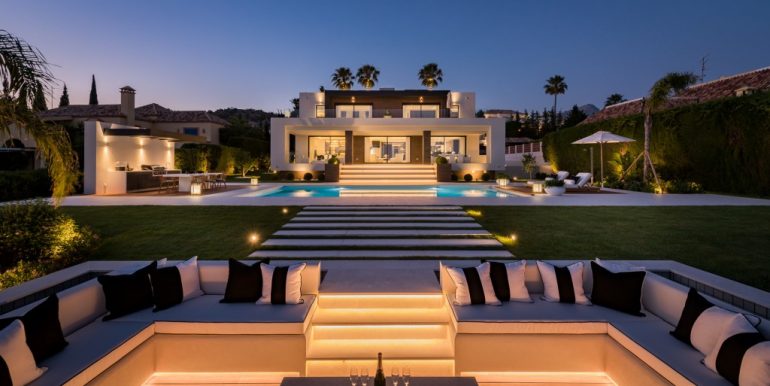 The villa by night (2)