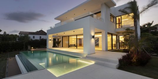 Villa for Sale in New Golden Mile, Estepona, Málaga
