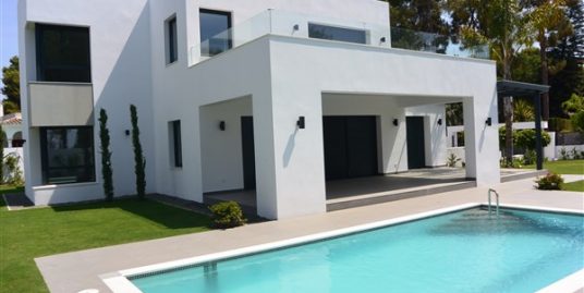Villa for Sale in Estepona, Málaga
