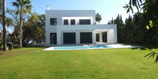 Villa for Sale in Atalaya Baja, Estepona, Málaga
