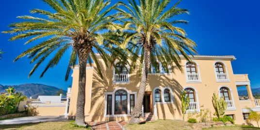 Villa for Sale in Estepona Alta, Málaga